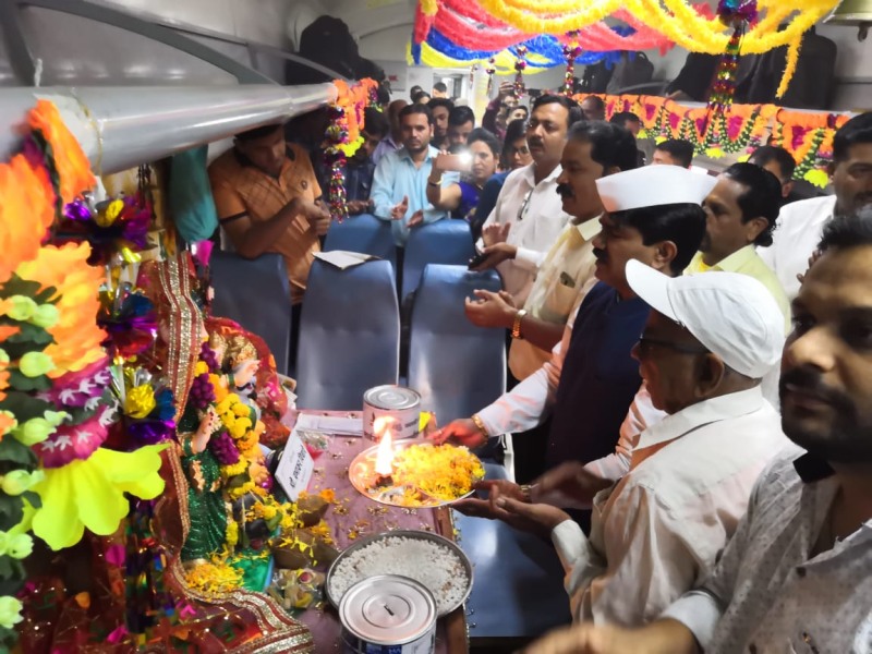 Diwali installation in Panchavati Express | पंचवटी एक्स्प्रेसमध्ये देवीची प्रतिष्ठापना