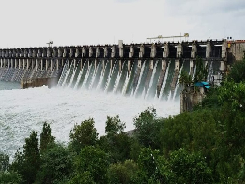 Sixteen doors of Ujani dam opened | उजनी धरणाचे सोळा दरवाजे उघडले; धरण १०० टक्के भरले 
