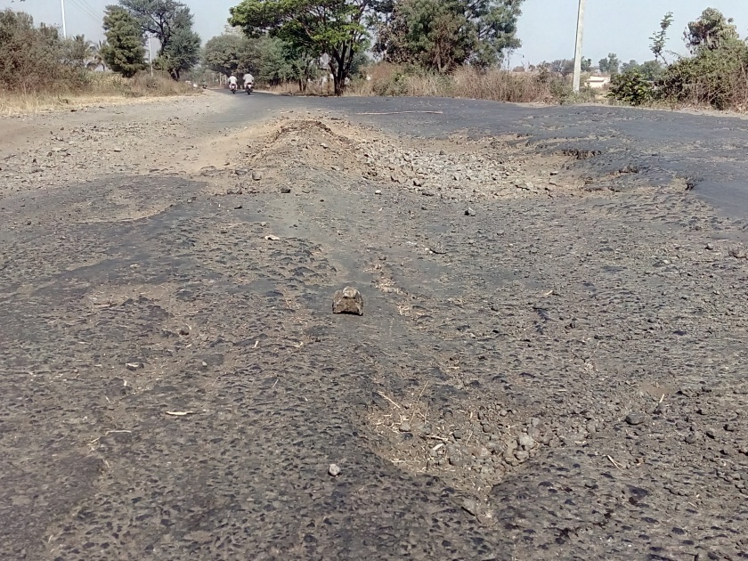 Due to neglect of construction, road blockade of Kumbad, Rahimatpur-Satara road | बांधकामच्या दुर्लक्षामुळे रस्त्याला कुबाड, रहिमतपूर-सातारा रस्त्याची चाळण