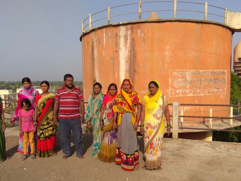 'Shole Style Veeragiri' agitation for drinking water | पाणीपुरवठा मंत्र्यांच्या गावात पाण्यासाठी ‘शोले स्टाईल वीरूगिरी’