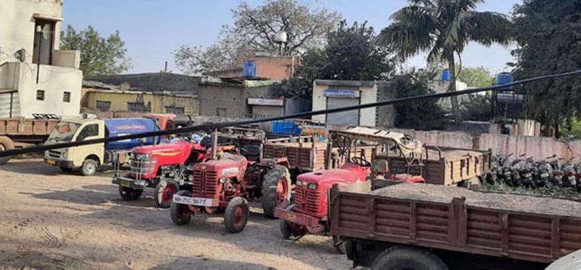 Police seize five tractors transporting illegal sand in Purna river basin | पूर्णा नदीपात्रात अवैध वाळू वाहतूक करणारे पाच ट्रॅक्टर पोलिसांच्या ताब्यात