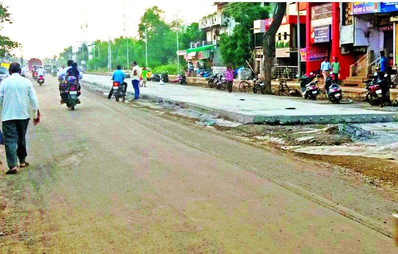 Khamgaon: Road construction without reinforcement | खामगाव: मजबूतीकरण न करता रस्ता निर्मितीचे काम