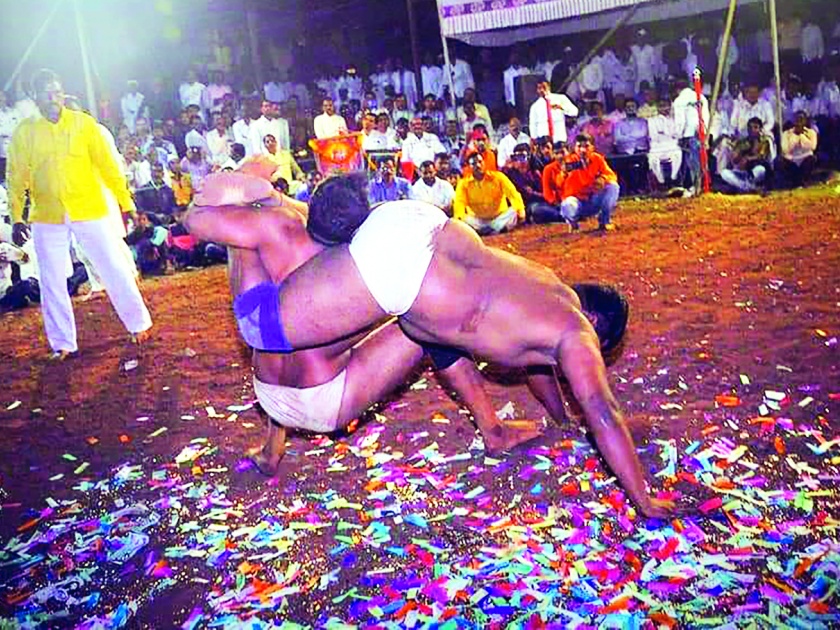 Nandu Abadar defeated the ropes | नंदू आबदारची दोरवडवर मात, श्री निनाई देवीच्या यात्रेनिमित कुस्ती मैदान
