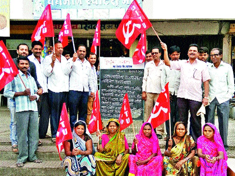 Nagar Panchayat workers' agitation | नगरपंचायत कर्मचाऱ्यांचे आंदोलन