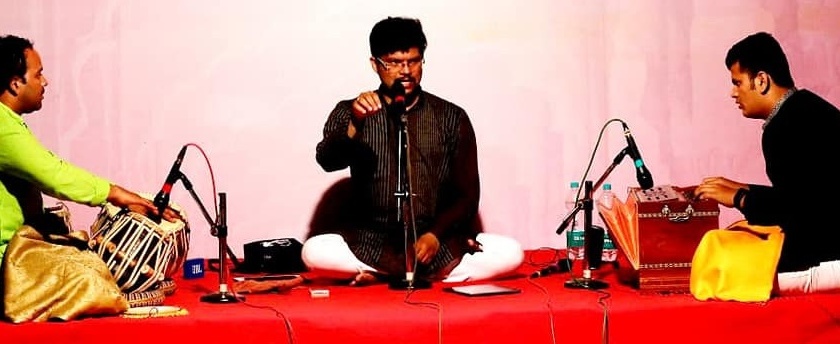  Sawantwadikar enchanted with flowing songs | बहारदार गाण्यांनी सावंतवाडीकर मंत्रमुग्ध, त्रिपुरारी पौर्णिमेनिमित्त आयोजन 