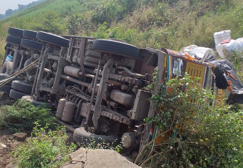 Accident with truck overturned due to road accident | रस्ता खचल्यामुळे ट्रक उलटून अपघात