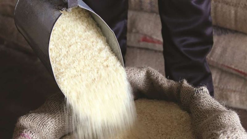 Ration grain for sale, purchase openly | रेशनचे धान्य विक्रीला, तीन रुपये किलोने खरेदी