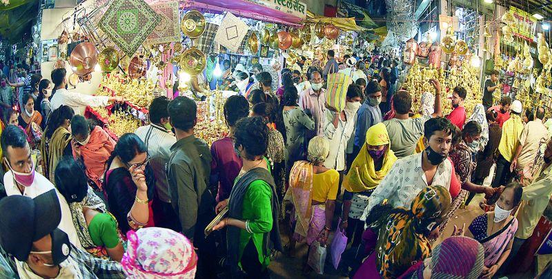 Diwali turnover in the Nagpur; Crowds for jewelry, electronics, two-wheelers and four-wheelers | उपराजधानीत दिवाळीत कोट्यवधीची उलाढाल; दागिने, इलेक्ट्रॉनिक्स वस्तू, दुचाकी व चारचाकी खरेदीसाठी गर्दी