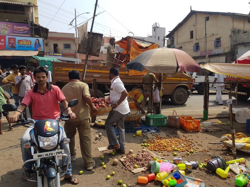  Action against the street vendors of Nashik Municipal Corporation | नाशिक महापालिकेकडून रस्त्यांवरील भाजी विक्रेत्यांविरुद्ध कारवाई