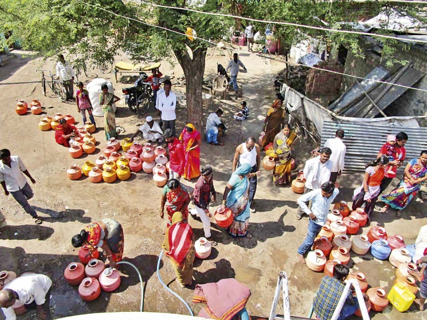 Report from the small village of Usmanabad, how water crisis and drought killing dreams. | पाणी वाहण्याची वणवण नशिबी आलेल्या मुलींच्या गावातून एक लाइव्ह रिपोर्ट: काय करता? पाणी भरतो!