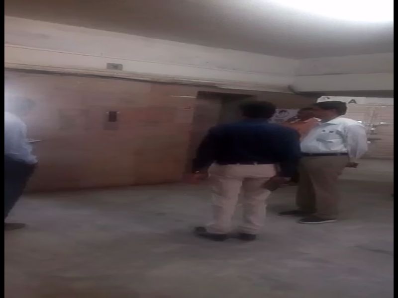 Jalgaon Municipal Commissioner came on the first day and got stuck in lift | जळगाव मनपा आयुक्त पहिल्याच दिवशी आले आणि लिफ्ट मध्ये अडकले