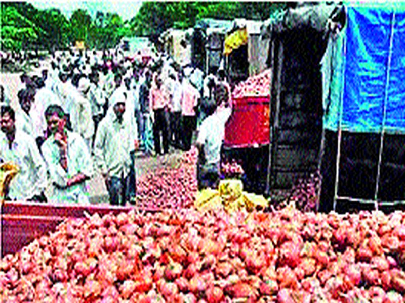 Cash Withdrawal to Farmers: Turnover of Rs. 20 Crore; Lakhgaon closed for auction for three consecutive days, record arrival of onions to Vinchur | शेतकºयांना रोखीने पैसे : वीस कोटी रुपयांची उलाढाल; सलग तीन दिवस राहणार लिलाव बंद लासलगाव, विंचूरला कांद्याची विक्रमी आवक