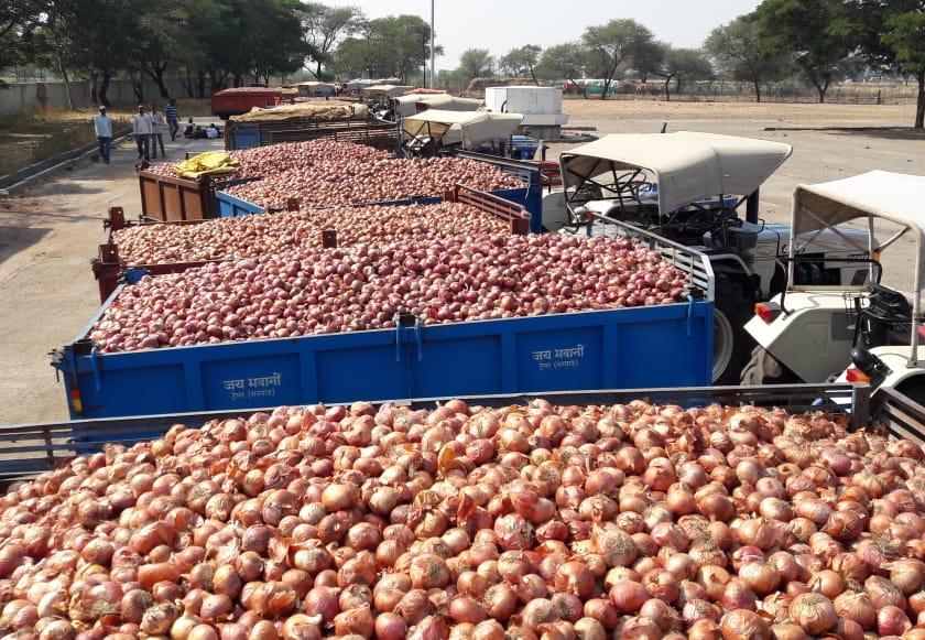 Falling onions led to fall in prices | आवक वाढल्याने कांदा भावात घसरण
