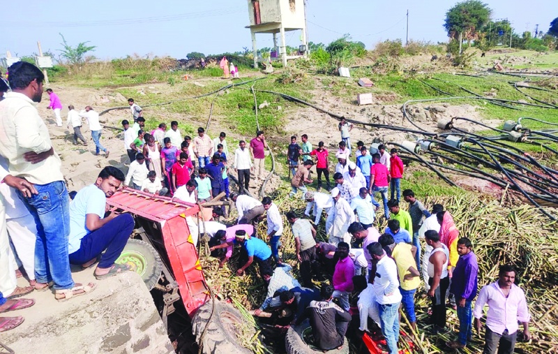A tractor transporting sugarcane crashed into the river Bhima | भीमा नदीत कोसळला ऊस वाहतूक करणारा ट्रॅक्टर