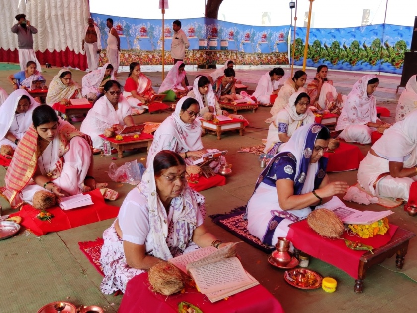 Commencement of Gurucharitra Parayana in the premises of Mahadev Mandir at Peth | पेठ येथील महादेव मंदिराच्या प्रांगणात गुरुचरित्र पारायणास प्रारंभ