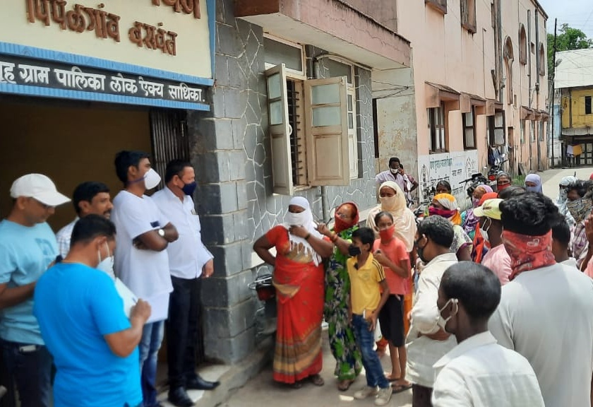Angry women surround Pimpalgaon Gram Panchayat members | पिंपळगावी संतप्त महिलांचा ग्रामपंचायत सदस्यांना घेराव