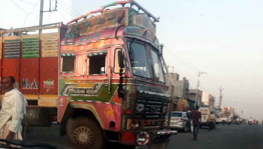 Parbhani: Dangerous route became dangerous in Pathar | परभणी : पाथरीत राष्ट्रीय मार्ग बनला धोकादायक