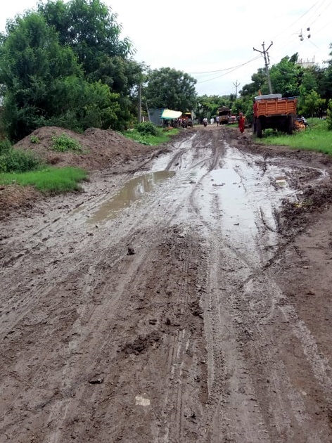 Parbhani: The road work in the gramasad scheme was stopped | परभणी : ग्रामसडक योजनेतील रस्त्याचे काम रखडले