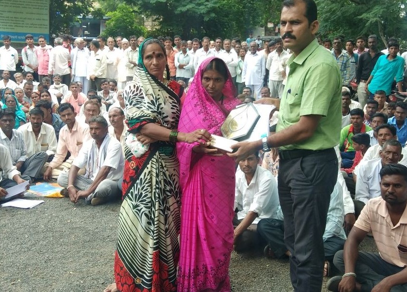 Chincholi Pimpri villagers win back Jamnar Water Cup | जामनेर वॉटर कप स्पर्धेचा मिळालेला पुरस्कार चिंचोली पिंप्री ग्रामस्थांनी केला परत