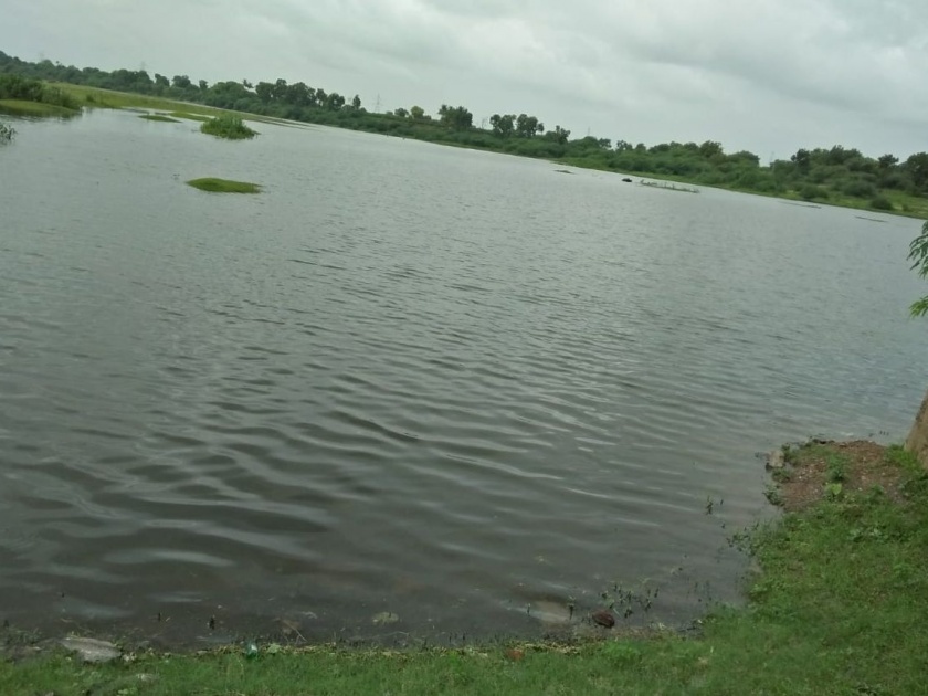 About half a kilogram of rain falls in Bhadgaon area | भडगाव परिसरात पावसाने अर्धा भरला गिरणा नदीवरचा बंधारा