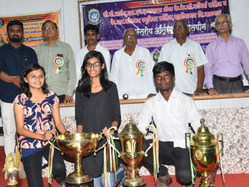 Associate Winner of Dhule's 'Vidyavardhani' in the lecture competition | वादविवाद व वक्तृत्व स्पर्धेत धुळ्याच्या ‘विद्यावर्धिनी’ला सांघिक विजेते पद