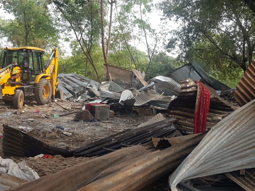 Chopra infected on encroached huts in Kutakhani | चोपडा येथील कुंटणखान्यातील अतिक्रमित झोपड्यांवर संक्रांत
