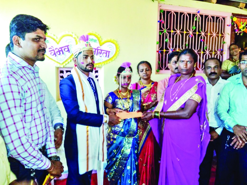 Ratnagiri: One more turn from husband to needy, handicapped person | रत्नागिरी : गरजू, अपंग व्यक्तिंसाठी नवऱ्याकडून एक अधिकचा फेरा