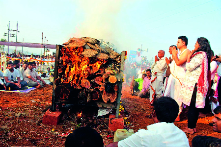 Jasagar's tearful message to Shivajirao Deshmukh | शिवाजीराव देशमुख यांना जनसागराचा साश्रू निरोप