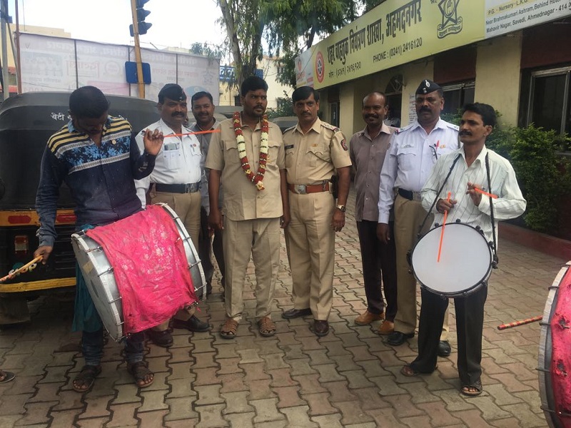 Police rickshaw drivers felicitate drums | ढोल-ताशांचा गजरात पोलिसांनी केला रिक्षाचालकांचा सत्कार