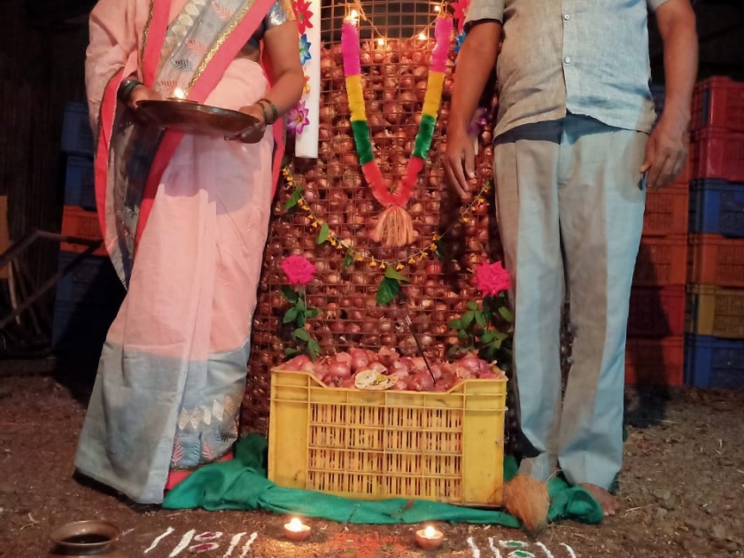 Onion worship done to Lakshmi Puja | लक्ष्मीपूजनाला केले कांद्याचे पूजन