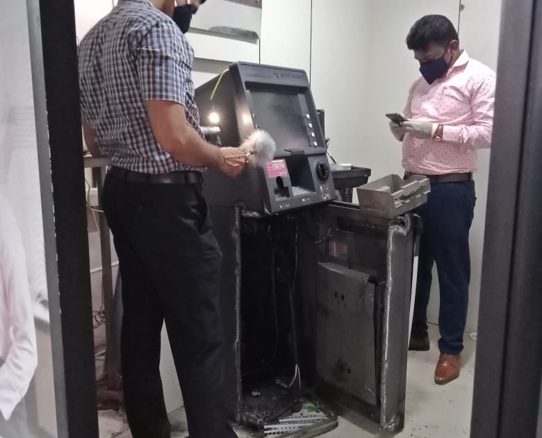 Sinnar was robbed of Rs 23 lakh by breaking into an ATM | सिन्नरला एटीएम फोडून सुमारे २३ लाख लांबविले