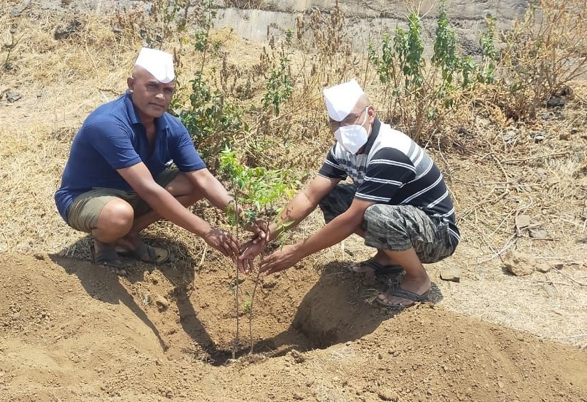 Planting of 71 neem trees up to mother's age | आईच्या वयाइतके ७१ कडूलिंब वृक्षांचे रोपण