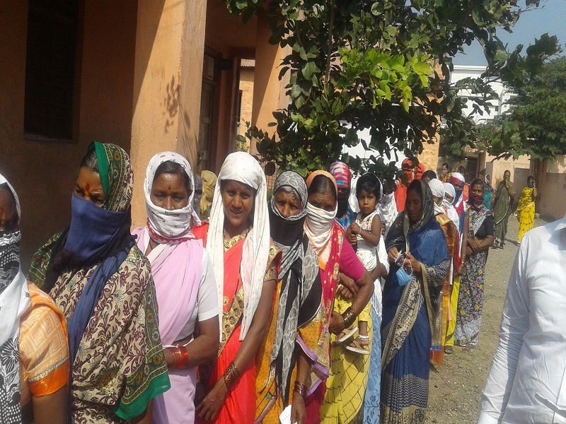 In Nagar district, 65% voting except for minor type for Gram Panchayat | नगर जिल्ह्यात ग्रामपंचायतीसाठी किरकोळ प्रकार वगळता ६५ टक्के मतदान
