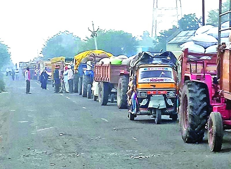 Vehicles que up to one kilometer for sale of Soybean | सोयाबीन विक्रीसाठी एक किलोमीटरपर्यंत वाहनांची रांग