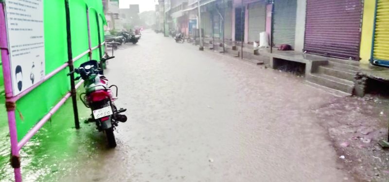 Heavy rains for second day in a row in Washim district! | वाशिम जिल्ह्यात सलग दुसऱ्या दिवशीही दमदार पाऊस !