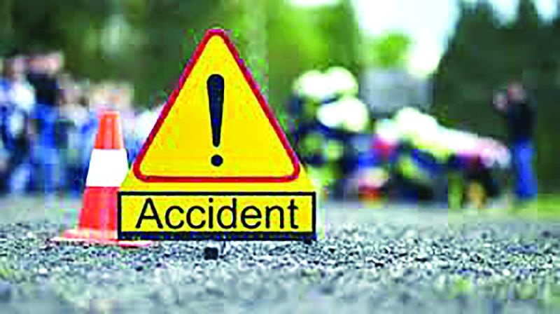 One killed in a truck, ST, bike accident; Two serious | ट्रक, एसटी, दुचाकीच्या अपघातात एक ठार; दोन गंभीर