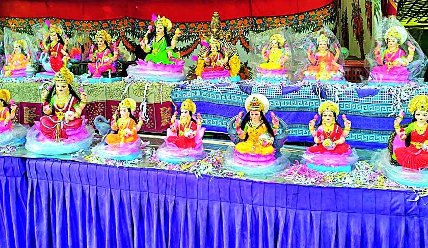 Mahalaxmi is delighted at the idols of this year's Diwali | यंदाच्या दिवाळीत महालक्ष्मी मूर्तीकारांवर प्रसन्न