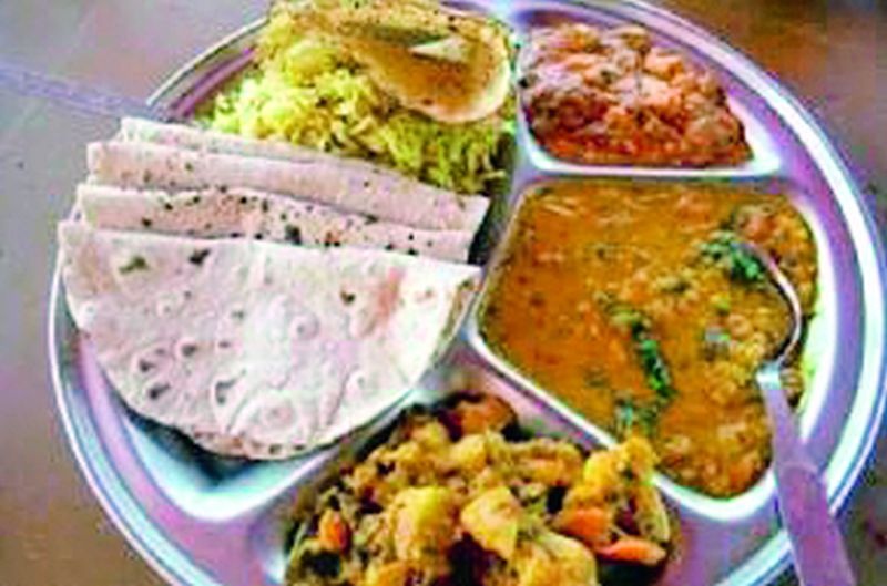 ‘Lockdown’ caused employment; Now 'Shiva Bhojan' plate will give bread to the poor and homeless! | ‘लाॅकडाऊन’मुळे रोजगार गेला; आता गरिबांना व बेघरांना रोटी देणार ‘शिवभोजन’ थाळी!