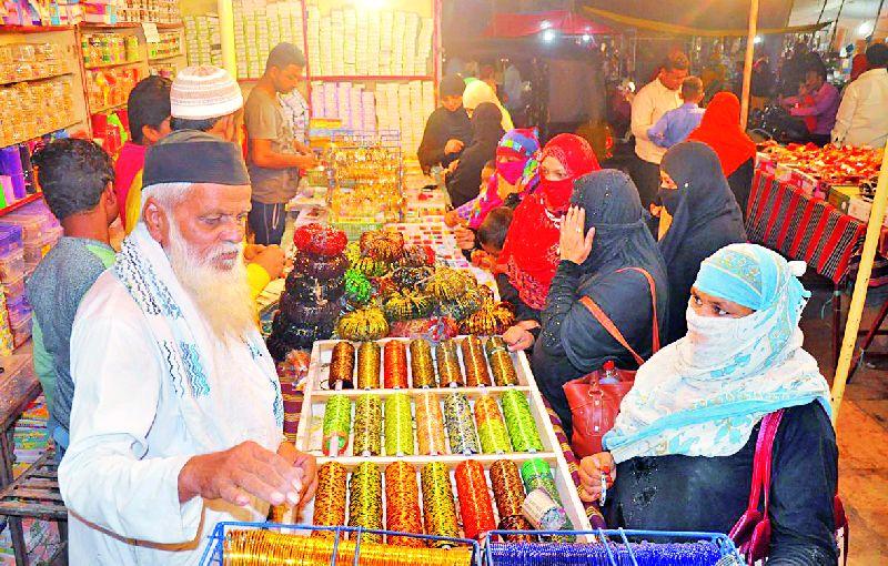 The crowd in the market of Ramadan | रमजानच्या पर्वावर बाजारपेठेत गर्दी