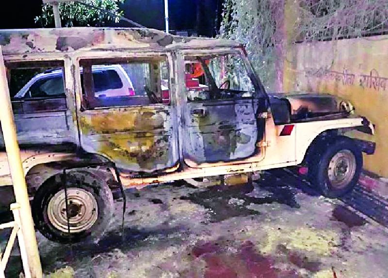 After the incident of murder, ambulance lit up | आर्णीत खुनाच्या घटनेनंतर रुग्णवाहिका पेटविली