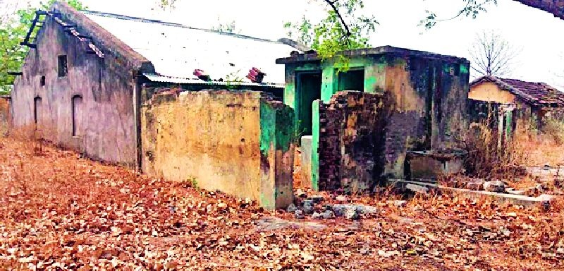 Bitragavan police houses have been dilapidated | बिटरगावच्या पोलिसांची घरे मोडकळीस