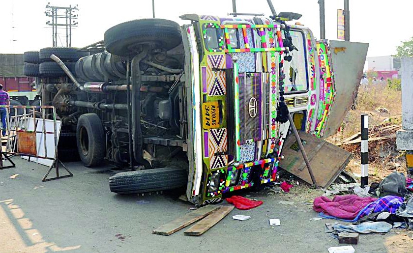 16 cattle killed in truck accident | ट्रक अपघातात १६ जनावरे ठार