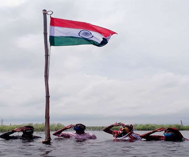 fir bhi dil hain Hindustani, bihar flag hoisting of women in flood | नागरिकांच्या खांद्यापर्यंत आलंय पुराचं पाणी, फिर भी दिल है हिंदुस्तानी...