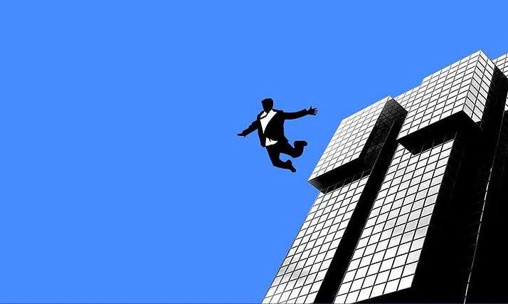 Shocking! A senior citizen with CA committed suicide by jumping from the 13th floor | धक्कादायक! सीए असलेल्या ज्येष्ठ नागरिकाची १३ व्या मजल्यावरून उडी मारून आत्महत्या