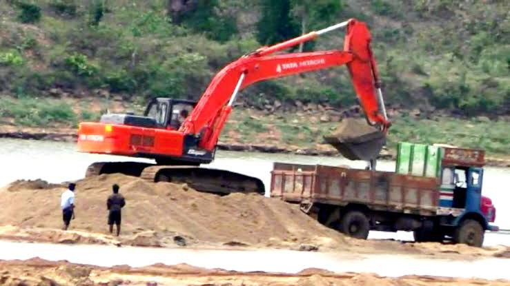 Walchandnagar police seized Rs 20 lakh worth of illegal sand; Crime filed against four persons | वालचंदनगर पोलिसांनी पकडली २० लाखांची अवैध वाळू; चार जणांवर गुन्हा दाखल