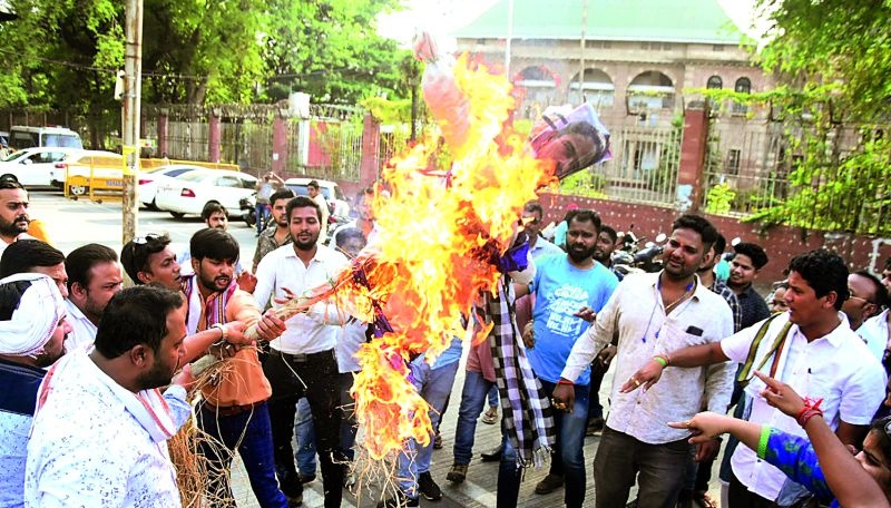 Mamta Banerjee statue burnt by BJP in Nagpur | भाजयुमोने नागपुरात जाळला ममता बॅनर्जीचा पुतळा