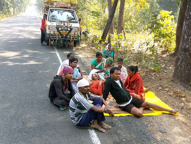 Laborers rush to Telangana for employment | राेजगारासाठी मजुरांची तेलंगणाकडे धाव