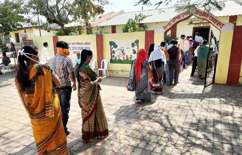 Peaceful polling in Wardha district, boycott of a village | वर्धा जिल्ह्यात शांततेत मतदान, एका गावाचा बहिष्कार