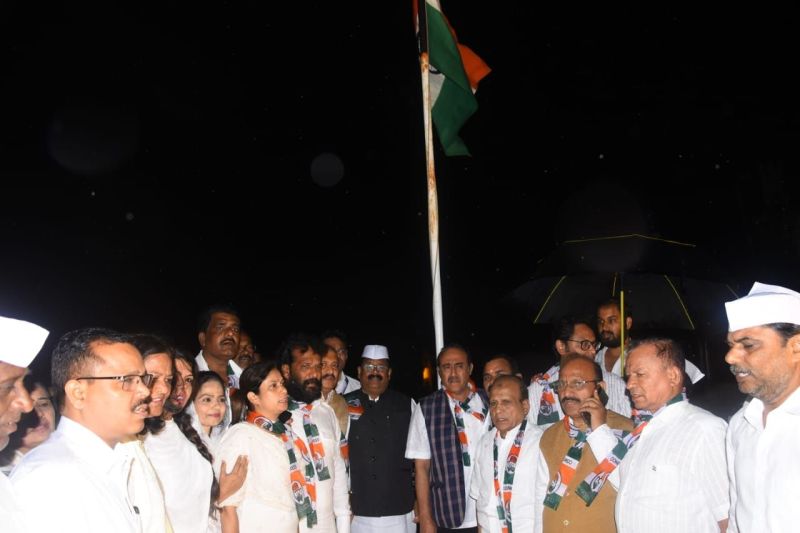 Congress hoisted the flag at midnight at Devadia Bhavan | नागपुरात काँग्रेस देवडिया भवनावर केले मध्यरात्री ध्वजारोहण