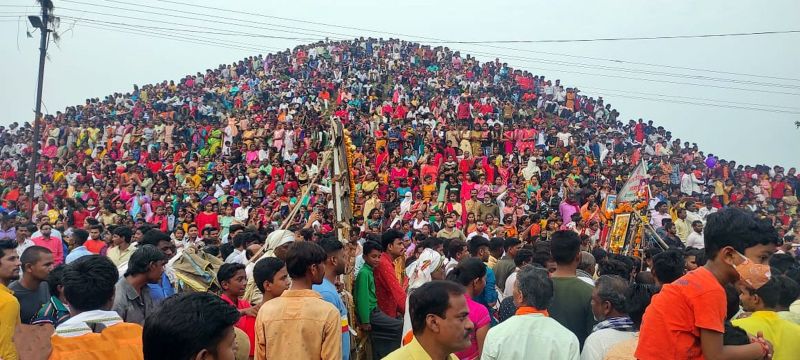 Jansagar erupts in Dussehra festival in Bhandara district; Ignore the administration's instructions | अबब! भंडारा जिल्ह्यात दसरा उत्सवात उसळला जनसागर; प्रशासनाच्या सूचनेकडे दुर्लक्ष
